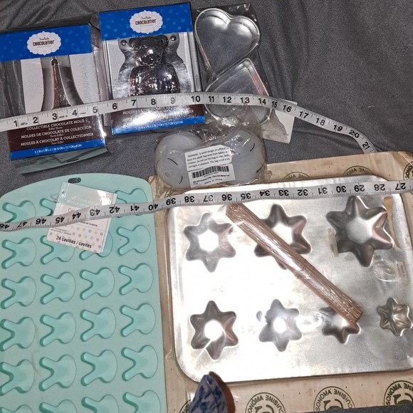 NIB-Chocolatier Set-5 inch Eiffel Tower & Bear-Bunnies, Stars-2 Fill Rounds - Picture 6 of 7